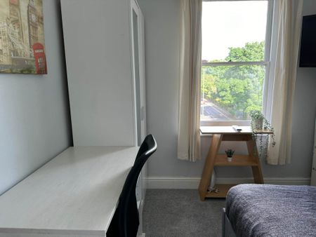 Room 3: Flat 4, 30 Stoke Road, Guildford, GU1 4HR - Photo 4