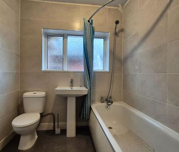 3 bedroom flat to rent - Photo 4