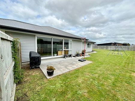 Charming 4 Bedroom Home with spacious backyard! - Photo 5