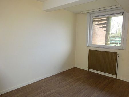 Ruim, gelijkvloers appartement met 2 slaapkamers, kelderberging en garage. - Foto 4