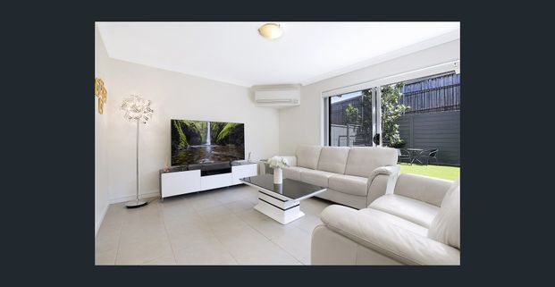 Stylish Townhouse, Private Courtyard, Double Garage, Close to all Amenities! - Photo 1
