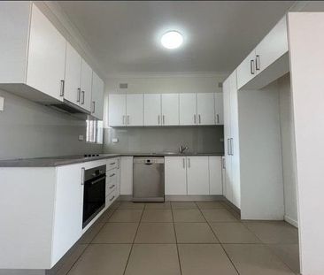 Spacious Apartment with Air Conditioning in Prime Location - Photo 6