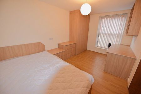 3 bedroom House in Harold View, Leeds - Photo 5