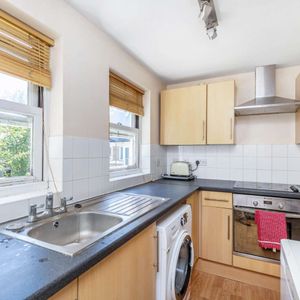 Bright first floor flat with access to communal gardens and off-street parking - Photo 2