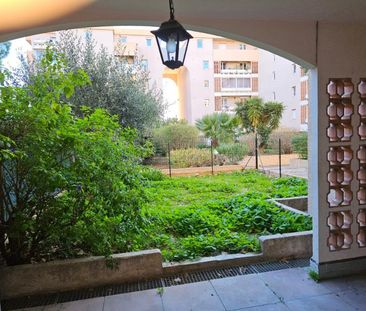 À louer – T1 en rez-de-jardin avec terrasse et parking – Toulon Les... - Photo 2