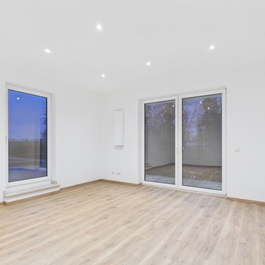 Familienidylle vor den Toren Münchens: Neuwertige Haushälfte mit viel Platz und großem Garten - Foto 1