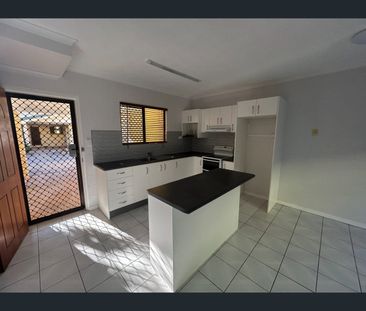 2/104 Cook Street, North Ward, Qld 4810 - Photo 2