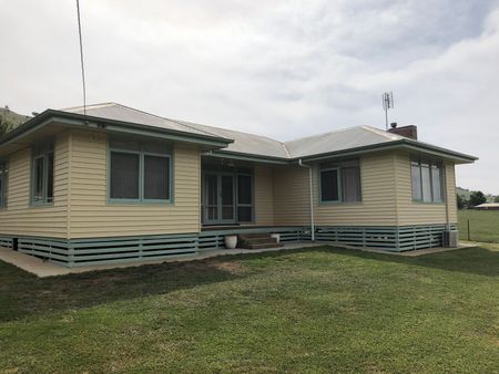 Three Bedroom Family Home - Photo 2