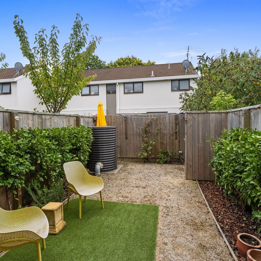 Furnished 2 bed apartment Richmond with car park - Photo 1