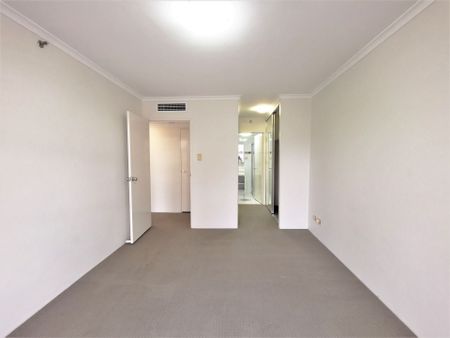 Unfurnished 2 bedroom plus car space for rent in the heart of CBD! - Photo 3