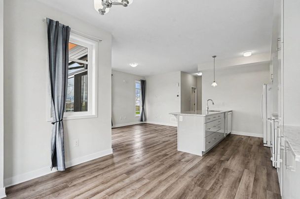 For Lease - 82 FRANCHISE Private, Kanata, Ontario - Photo 1