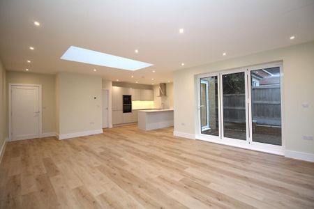 4 bedroom semi-detached house to rent - Photo 3