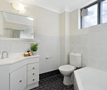 Beautifully Renovated Apartment With Double Garage - Photo 5