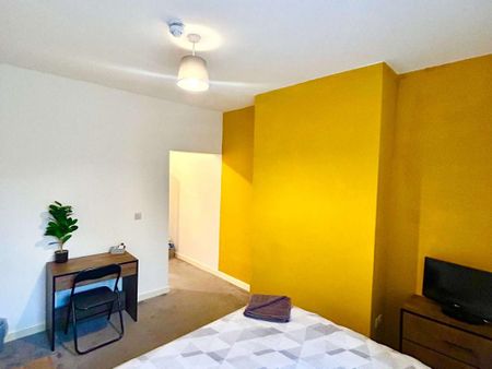 13 bedroom house of multiple occupation to rent - Photo 3