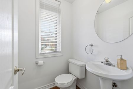 For Lease - 8 Venture Avenue, Richmond Hill, Ontario - Photo 3