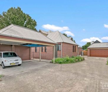 Townhouse in the heart of Windsor - Photo 4