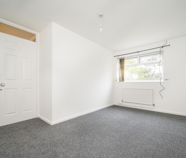 A modern three bedroom mid terrace property, situated in a quiet cu... - Photo 6