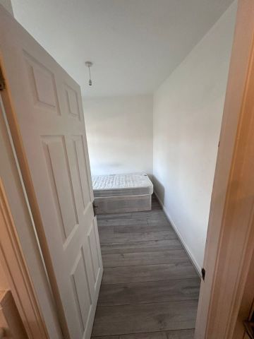 Room in a Shared House, Amberton Creaent, LS8 - Photo 2
