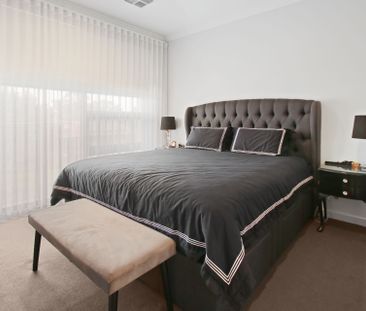 Spacious Three Bedroom Designer Home with Hills Views - Photo 3