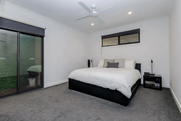 Charming in the Heart of Golden Square - Photo 1