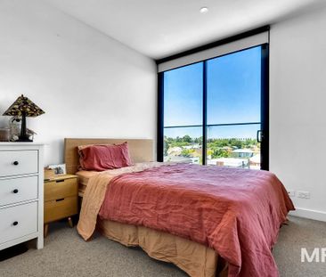 Chic apartment with study nook - Photo 3