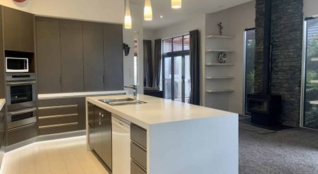 Immaculate Fully Furnished Spacious Modern Family Home! - Photo 2