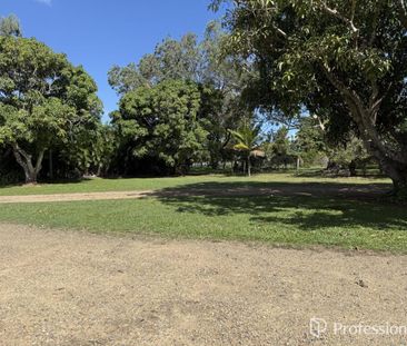 Enjoy The Best Of Both Worlds Convenient To Gympie and Tin Can Bay ... - Photo 6