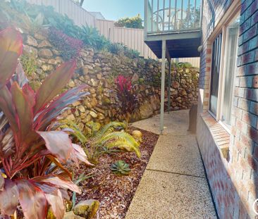 Coastal Gem – Walk to the Beach and Local Eateries - Photo 4