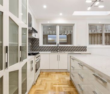 ARCHITECTURALLY DESIGNED TOWNHOUSE IN THE MCKINNON SCHOOL ZONE - Photo 6