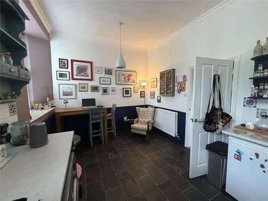 A delightful semi-detached country cottage offering three bedrooms, private courtyard parking, a well-maintained garden, and garage space. - Photo 1