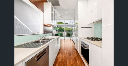 Architectural Designer Residence Amidst Private Manicured Grounds - Photo 2