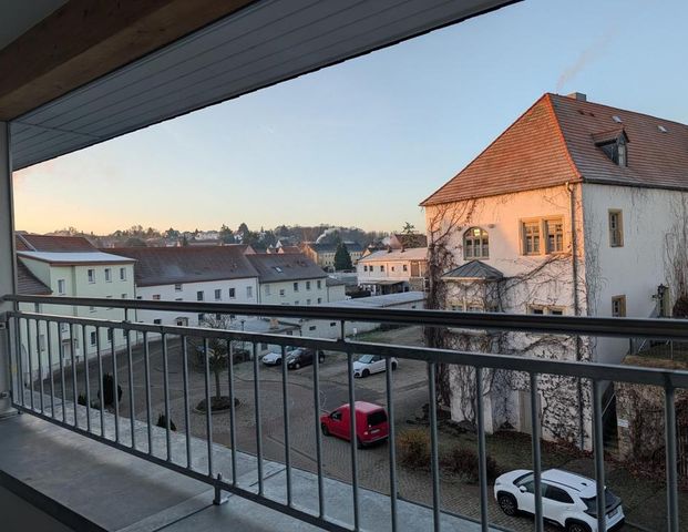 ERSTBEZUG - Traumhafte 3-Raum-Dachgeschosswohnung mit Blick auf das Stadtschloss und die Basilika von Hecklingen - Foto 1