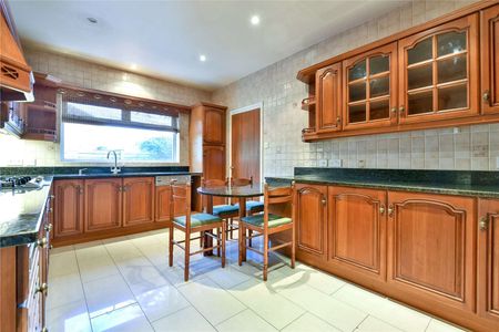 Spacious six bedroom home with double garage and garden located in Southborough - Photo 4