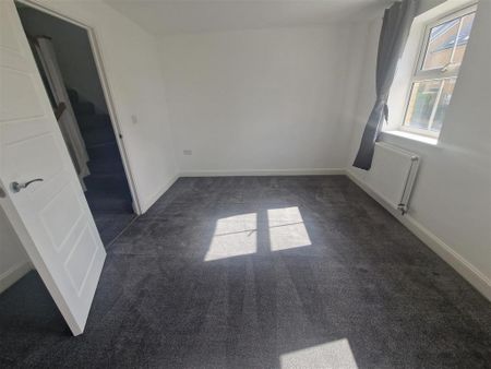 4 bedroom end of terrace house to rent - Photo 4