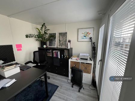 1 bedroom in a house share to rent - Photo 5