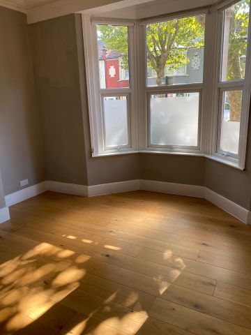 2 Bed Flat, Henniker Gardens, E6 - Photo 4