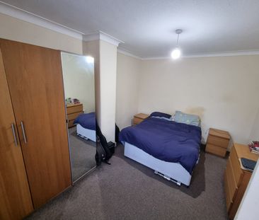 1 Bed Flat, Singleton Court, M25 - Photo 1