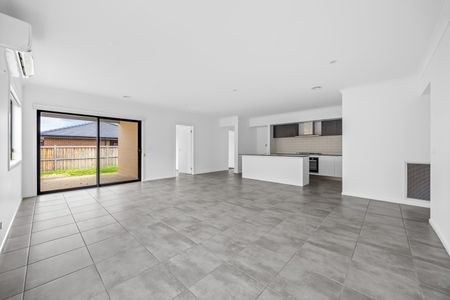 AMAZING 4 BEDROOM HOME - Photo 4