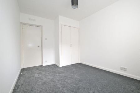 3 bedroom flat to rent - Photo 4