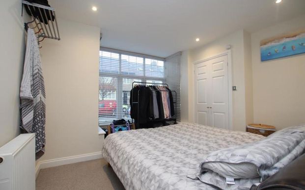 Two bedroom garden flat located on a popular road close to Gloucester Road with off-street parking! - Photo 1