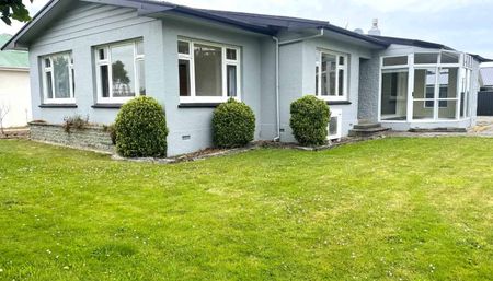 Spacious property - Photo 2