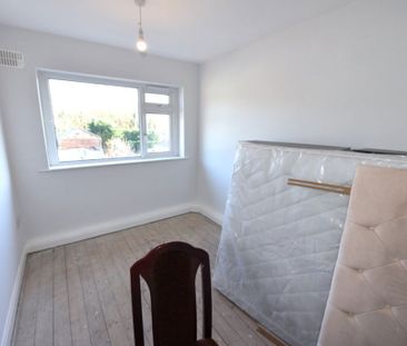 3 bedroom Flat in Lea Farm Drive, Leeds - Photo 3