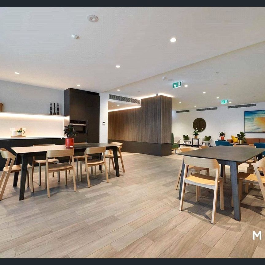 NEAR-NEW STYLISH ONE BEDROOM APARTMENT LOCATED IN THE HEART OF SOUTHBANK - Photo 1