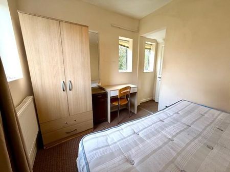 1 bedroom in a house share to rent - Photo 4