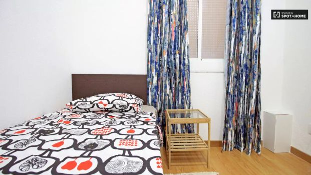 Room in a shared 4-bedroom apartment for rent in El Raval, professionals and students only - Foto 1