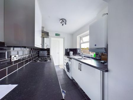 1 bedroom in a house share to rent - Photo 3