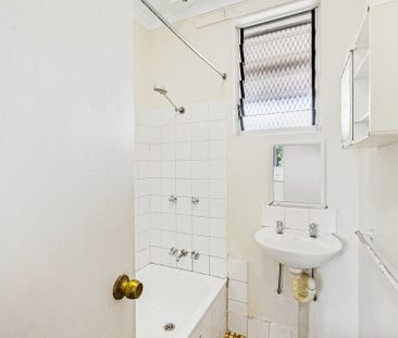 SPACIOUS HOME WITH LARGE FENCED YARD – CONVENIENT LOCATION! - Photo 3