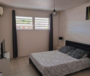 À LOUER - APPARTEMENT T2 MEUBLÉ - LES ABYMES (Secteur Bourg) - Photo 4