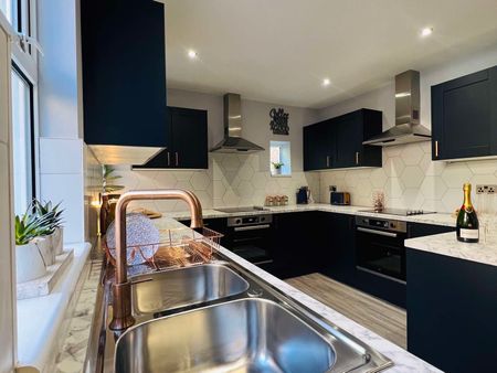 Beautifully presented property promoting modern living - Photo 3