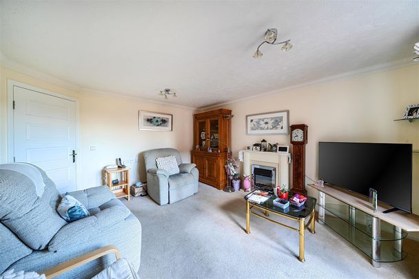 Astonia Lodge, Stevenage - Photo 1